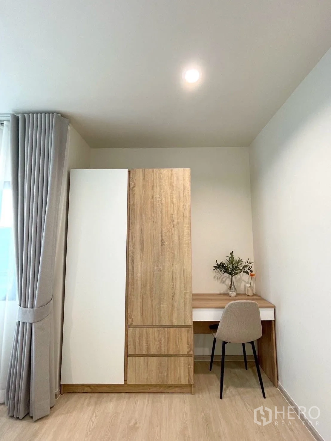 Detached House for rent in Bang Phli, Samut Prakan - Built-in wardrobe beside a compact study desk with chair and vase in a minimalist corner.