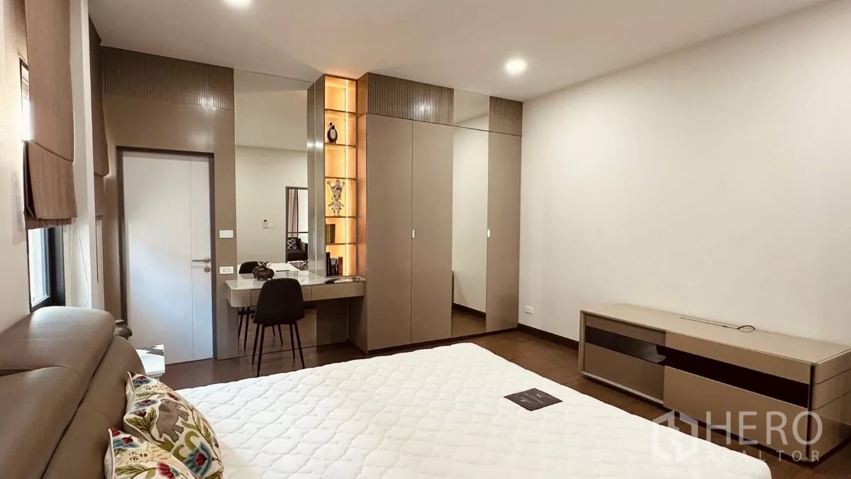 Detached House for rent in Bang Phli, Samut Prakan - Bedroom corner with mirrored wardrobe, illuminated shelving and makeup desk.