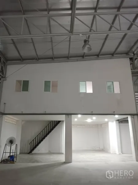 คลังสินค้า ให้เช่าในKhlong Sam Wa, Bangkok - สำนักงานชั้นลอยภายในโกดัง พร้อมบันไดใต้เพดานสูง