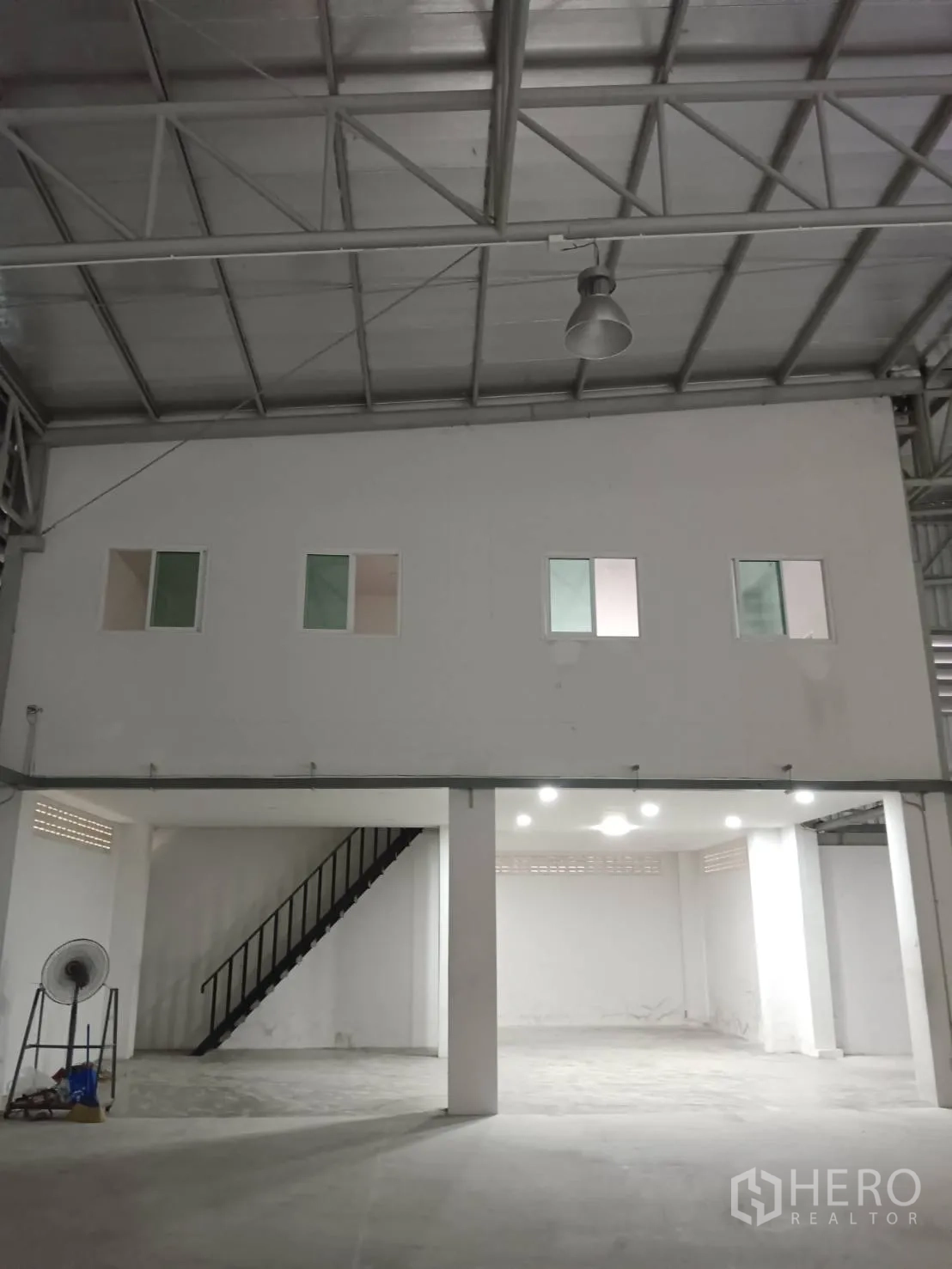 คลังสินค้า ให้เช่าในKhlong Sam Wa, Bangkok - สำนักงานชั้นลอยภายในโกดัง พร้อมบันไดใต้เพดานสูง
