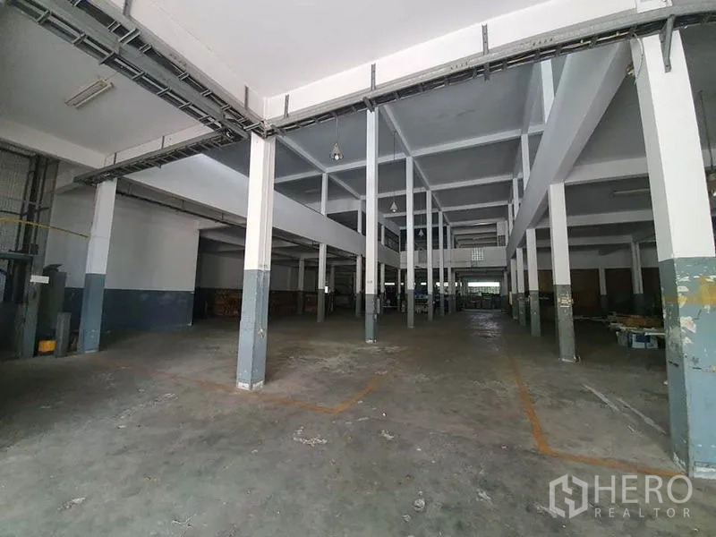 工厂 出售在Bang Khun Thian, Bangkok - 宽大无阻柱的作业区，地面标线清晰