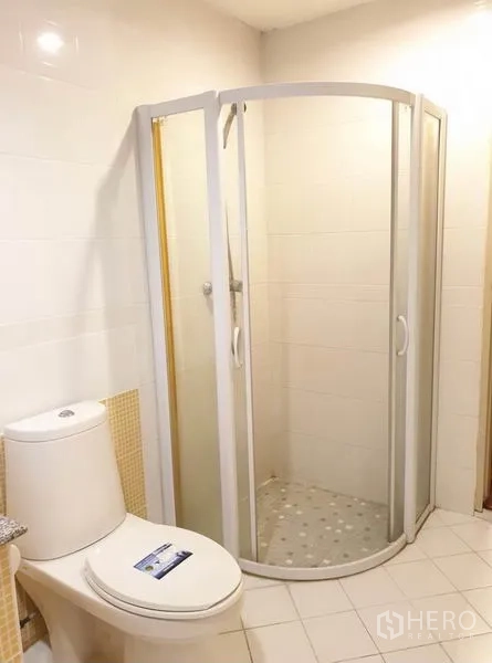 ทาวน์เฮาส์ ให้เช่าหรือขายในChatuchak, Bangkok - ห้องน้ำพร้อมตู้ Shower กระจกโค้งและโถสุขภัณฑ์ ผนังกระเบื้องสีขาว.