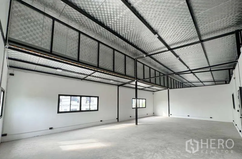 คลังสินค้า ให้เช่าในBang Phli, Samut Prakan - พื้นที่ออฟฟิศชั้นลอยแบบเปิด มีหน้าต่างหลายบาน หลังคามีฉนวนและโครงเหล็กสีดำ