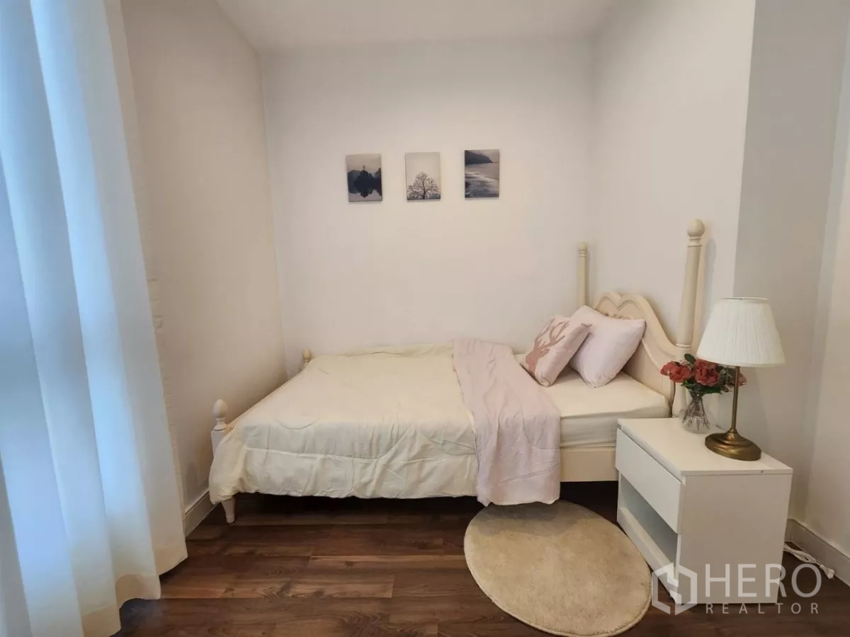 คอนโด ให้เช่าในPhra Khanong, Bangkok - ห้องนอนที่สอง เตียงเดี่ยว โต๊ะหัวเตียง และโทนตกแต่งนุ่มละมุน