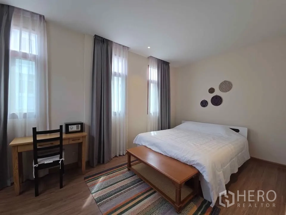 บ้าน ให้เช่าในKhlong Toei, Bangkok - ห้องนอนกว้าง เตียงคิง โต๊ะทำงาน พรม และแสงธรรมชาติ