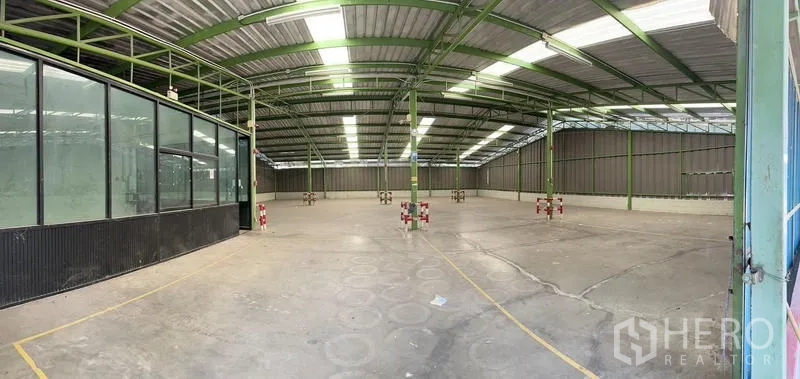 货栈 出租在Prawet, Bangkok - 大跨仓库空间，绿色钢结构与采光带