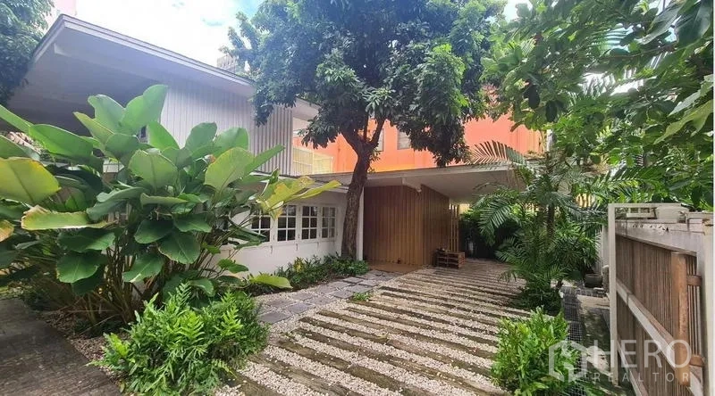 บ้าน ให้เช่าในWatthana, Bangkok - ทางรถแล่นและสวนจัดแต่งนำไปสู่บ้านเดี่ยว