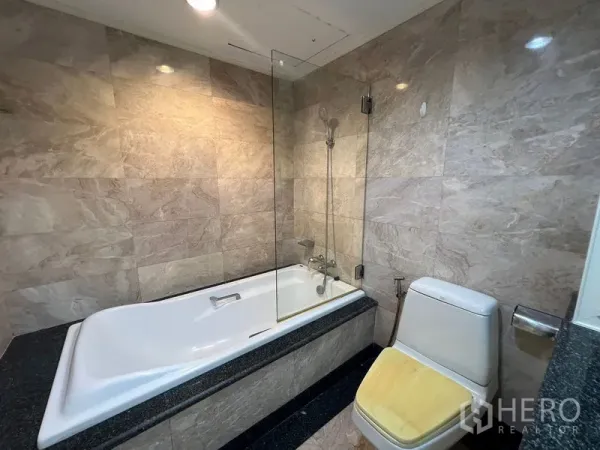 คอนโด ให้เช่าหรือขายในKhlong Toei, Bangkok - ห้องน้ำกรุหินอ่อนพร้อมอ่างอาบน้ำและชุดฝักบัวกั้นกระจก