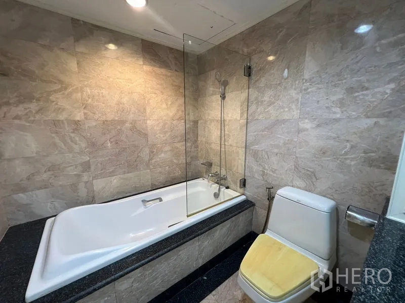 คอนโด ให้เช่าหรือขายในKhlong Toei, Bangkok - ห้องน้ำกรุหินอ่อนพร้อมอ่างอาบน้ำและชุดฝักบัวกั้นกระจก