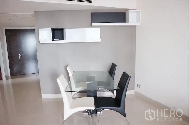 คอนโด ให้เช่าหรือขาย - โต๊ะอาหารกระจกพร้อมเก้าอี้สี่ตัว ในโทนสีเรียบหรู