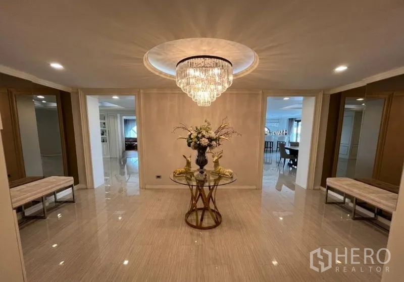 公寓 出售在Bang Rak, Bangkok - 豪华门厅，水晶吊灯、圆形桌与亮面地砖的邦拉克公寓。