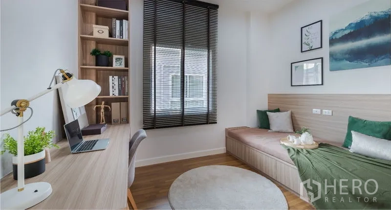 Detached House for sale in Lam Luk Ka, Pathum Thani - Compact study or extra bedroom with built-in desk, shelving and daybed.