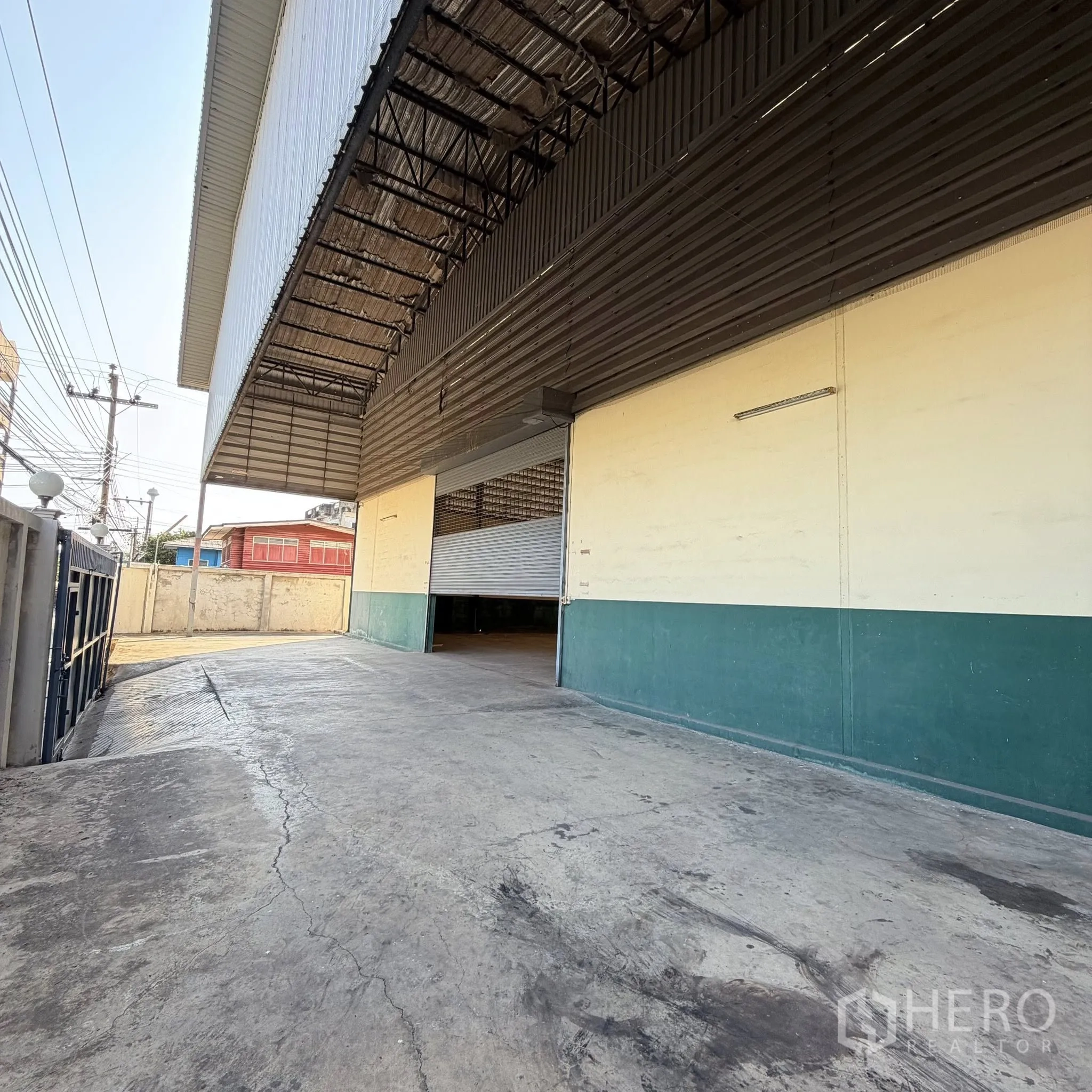 工厂 for rent in Phra Pradaeng, Samut Prakan - 带顶装卸通道，宽幅卷闸门连接仓库入口。