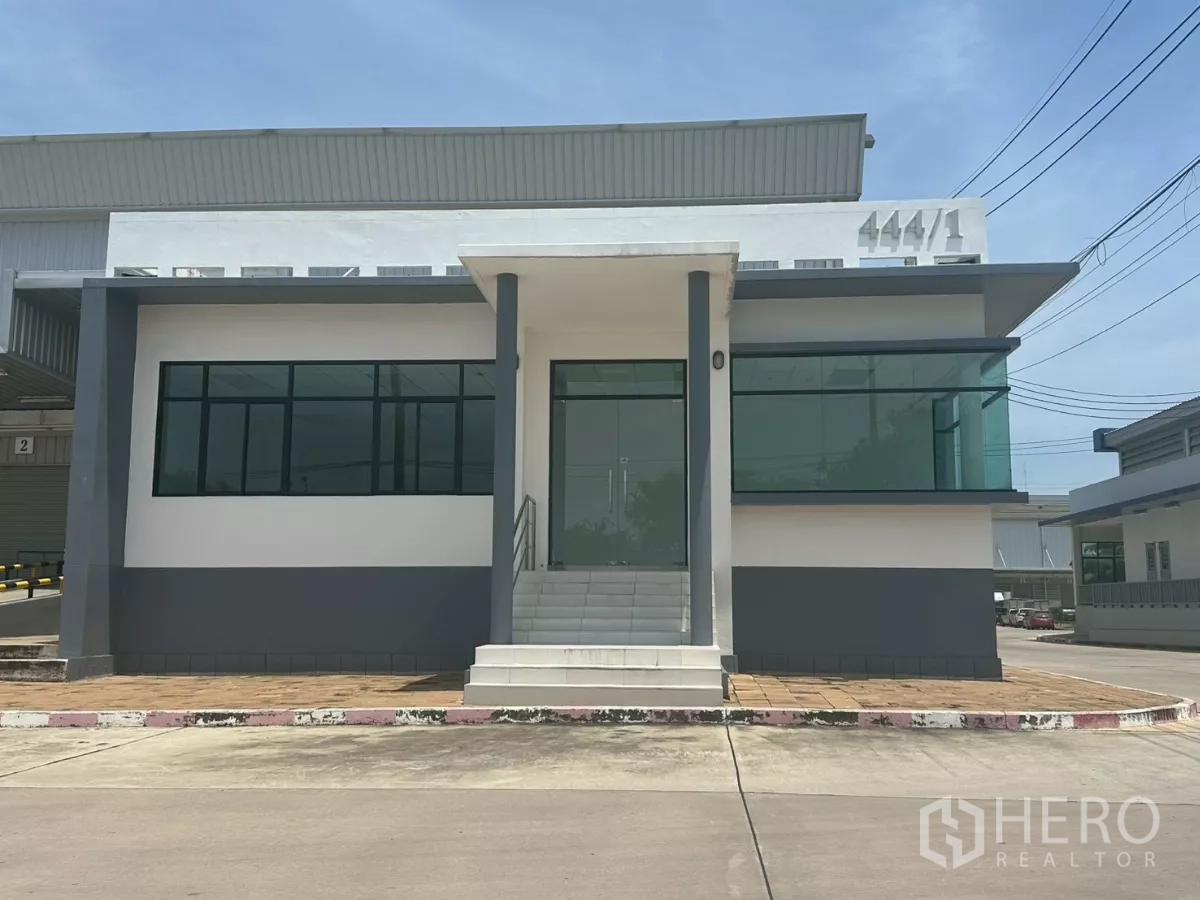 Warehouse for rent in Bang Phli, Samut Prakan - Glass-walled office entrance at the warehouse frontage.