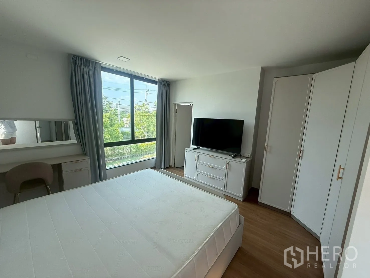 Townhouse for rent in Bang Phli, Samut Prakan - Spacious bedroom with wardrobe, TV cabinet and dressing table.