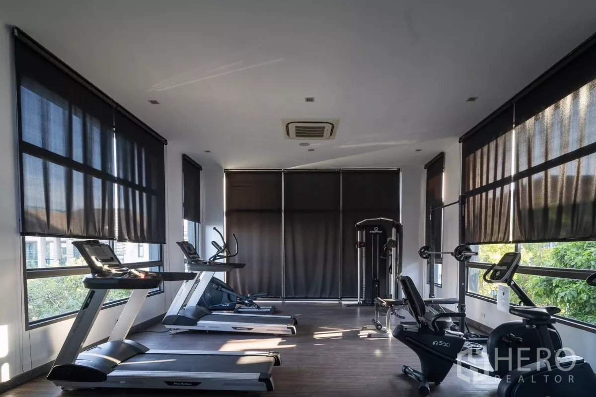 Detached House for rent or sale in Saphan Sung, Bangkok - Residents’ fitness room with treadmills, bikes and weight machines.