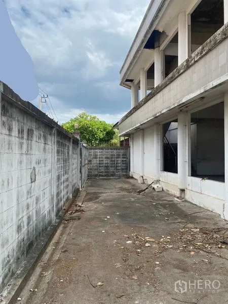 Office Space for sale in Wang Thonglang, Bangkok - Driveway along the side of the property within high concrete walls.