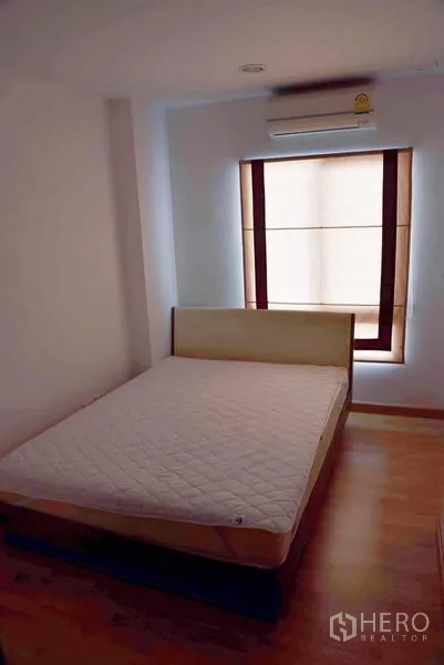 联排别墅 出租或出售在Wang Thonglang, Bangkok - 温馨次卧，配床、窗帘百叶与空调。