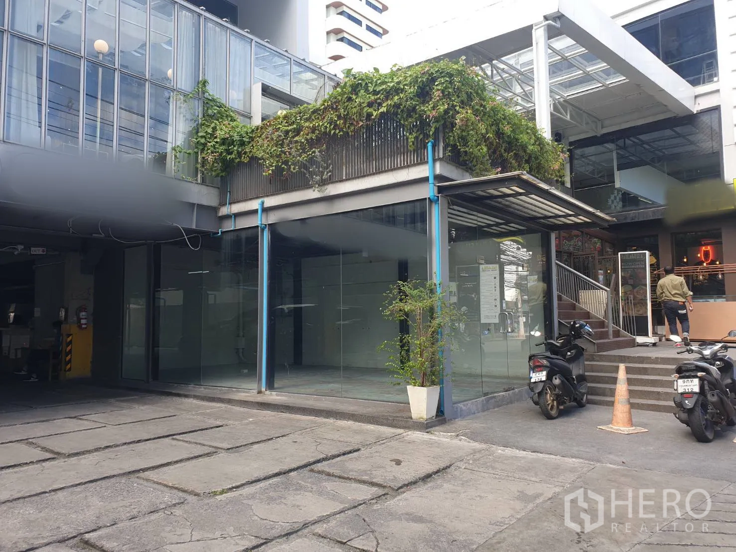 零售空间 出租在Khlong Toei, Bangkok - 转角店铺，两面落地窗，邻接室外楼梯，位于现代综合体内。