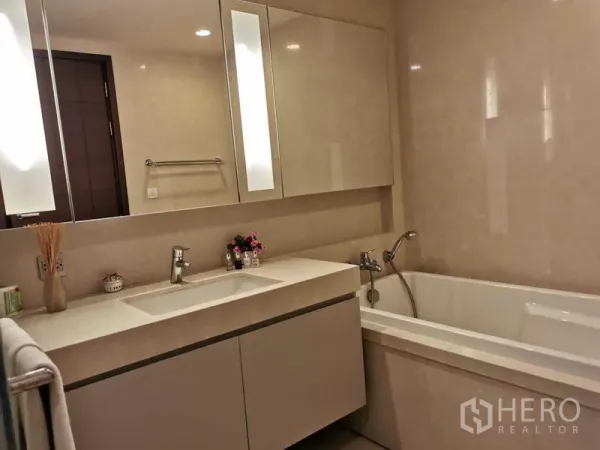 公寓 出租在Watthana, Bangkok - 现代卫浴，长台面、镜柜与浴缸配置。