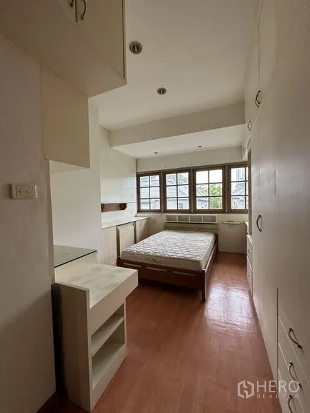 ทาวน์เฮาส์ ให้เช่าในKhlong Toei, Bangkok - ห้องนอนรองกะทัดรัดพร้อมตู้เก็บของ โต๊ะทำงาน และหน้าต่างบานกว้าง