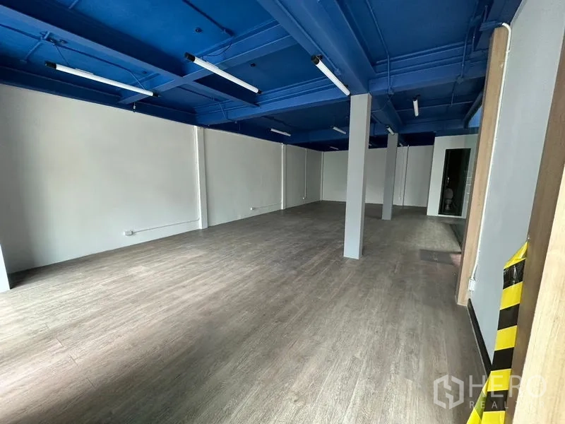 สำนักงาน ให้เช่าในWatthana, Bangkok - โซนสำนักงานสว่าง พื้นลายไม้พร้อมไฟเส้น LED