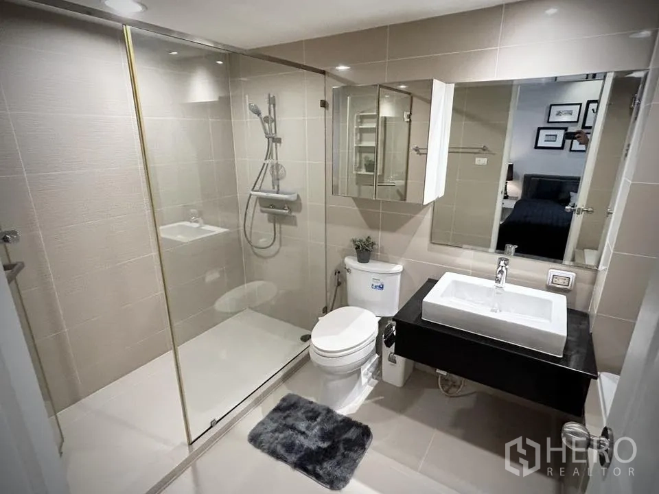 คอนโด for rent in Huai Khwang, Bangkok - ห้องน้ำสมัยใหม่พร้อมตู้กระจก อ่างล้างหน้า และฝักบัวกั้นกระจก
