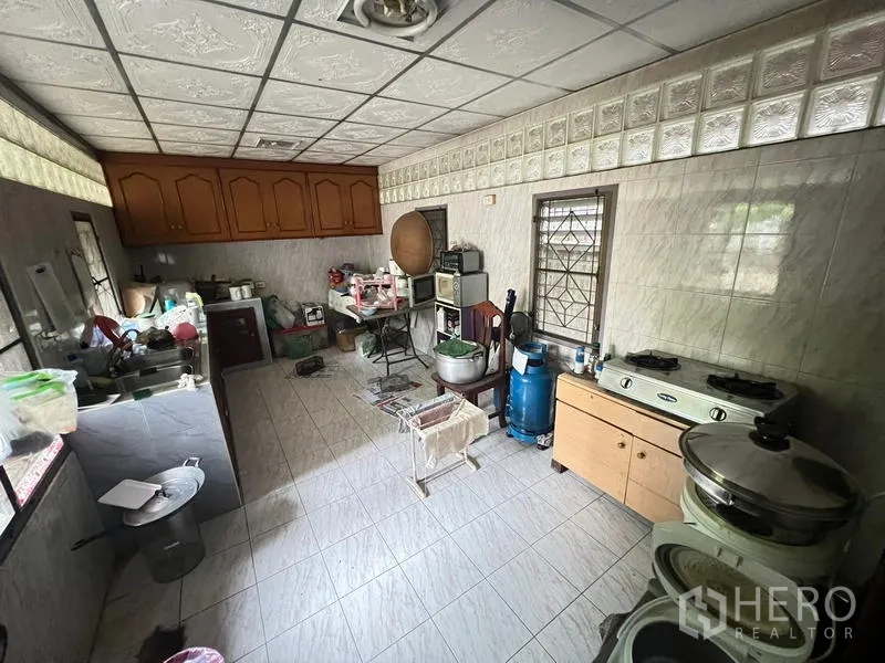 บ้าน ขายในPhra Khanong, Bangkok - ครัวสไตล์ไทย ผนังกระเบื้อง เตาแก๊ส อ่างล้างจาน และตู้เก็บของ