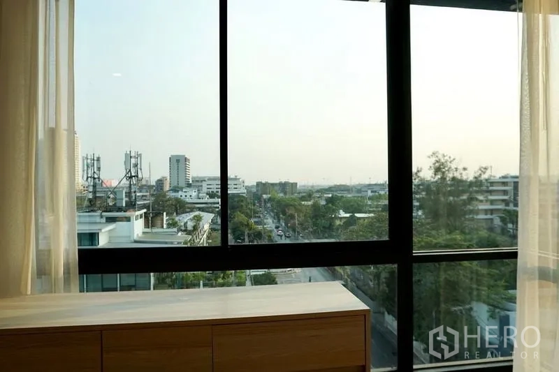 คอนโด ให้เช่าในKhlong Toei, Bangkok - วิวจากหน้าต่างห้องนอน เห็นชุมชนและถนนร่มไม้