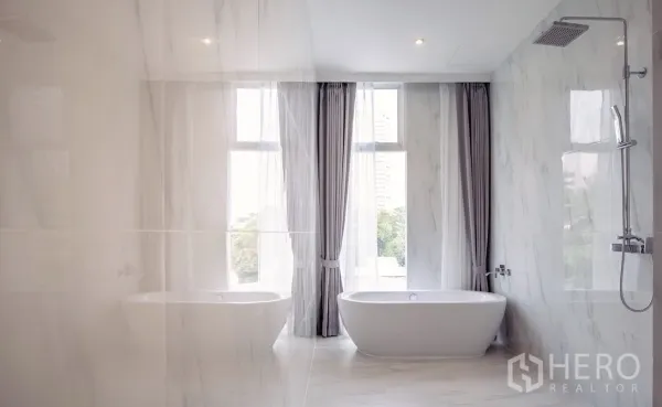 อพาร์ทเมนท์ ให้เช่าในKhlong Toei, Bangkok - ห้องน้ำหินอ่อนกว้าง พร้อมอ่างอาบน้ำแบบลอยตัวริมหน้าต่างสูงและฝักบัวเรนชาวเวอร์