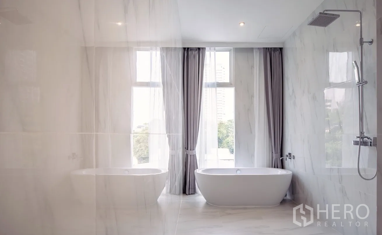 อพาร์ทเมนท์ ให้เช่าในKhlong Toei, Bangkok - ห้องน้ำหินอ่อนกว้าง พร้อมอ่างอาบน้ำแบบลอยตัวริมหน้าต่างสูงและฝักบัวเรนชาวเวอร์
