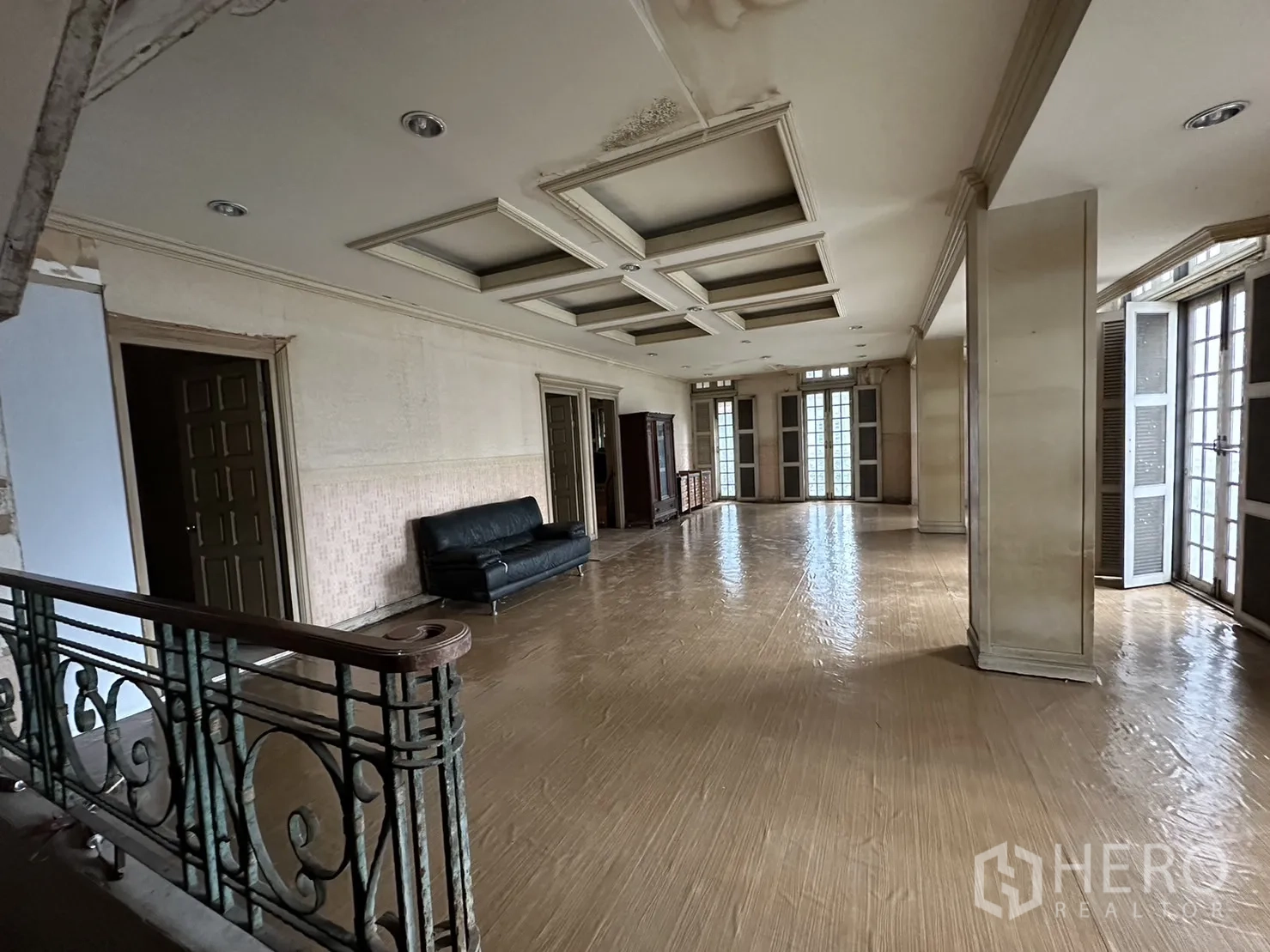 สำนักงานที่บ้าน ให้เช่าในHuai Khwang, Bangkok - โถงทางเดินยาว ฝ้าเล่นระดับ ราวเหล็ก และประตูกระจกแบบฝรั่งเศส