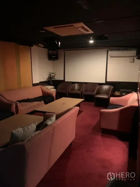 零售空间 出租在Bang Rak, Bangkok - 私密包间，红地毯上摆放沙发与扶手椅，并配空调。