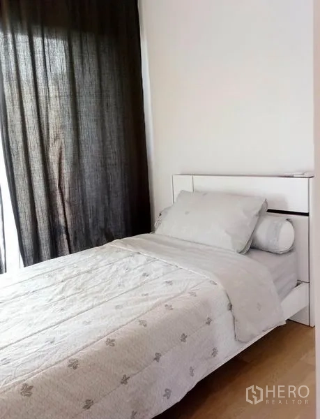 คอนโด ให้เช่าในBangkok - ห้องนอนขนาดกะทัดรัด เตียงเดี่ยว หน้าต่างบานใหญ่และผ้าม่านทึบ