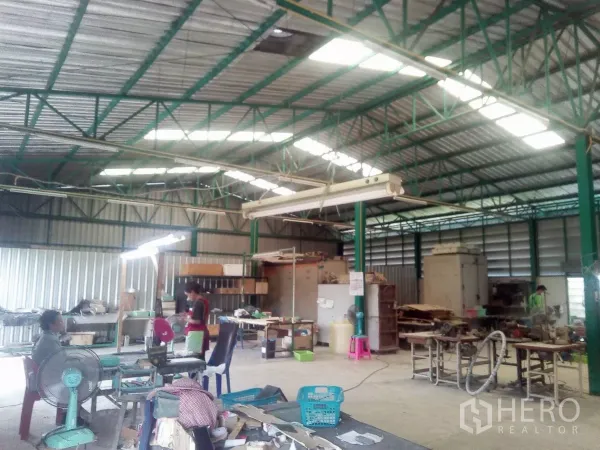 ที่ดิน ขายในKhlong Sam Wa, Bangkok - โกดังแบบเปิดโล่ง โครงถักเหล็กพร้อมไฟนีออนเหนือพื้นที่ทำงาน
