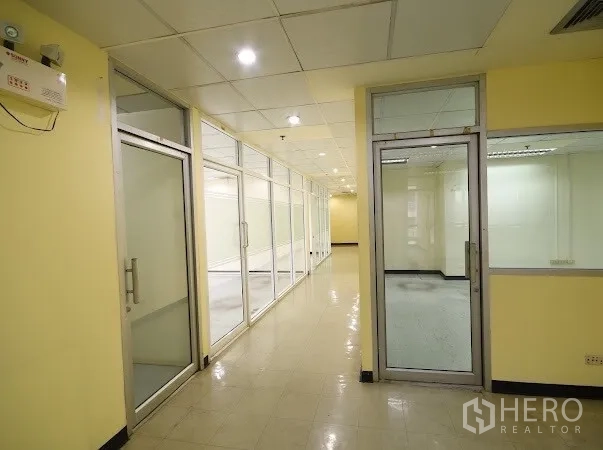 สำนักงาน ให้เช่าในWatthana, Bangkok - ทางเดินสว่างเรียงด้วยประตูกระจก นำสู่ห้องสำนักงานที่กั้นเป็นสัดส่วน