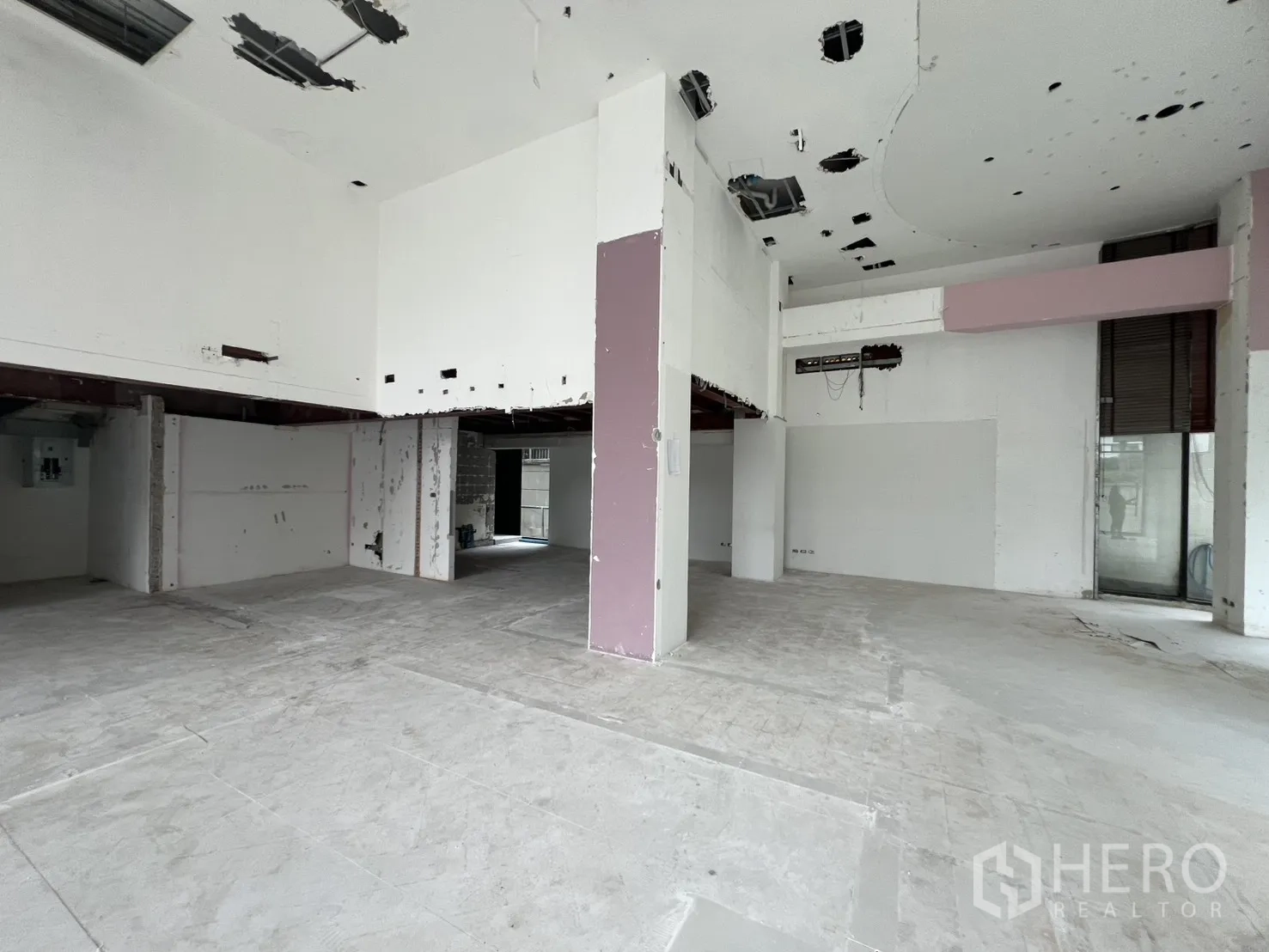 พื้นที่ขายปลีก ให้เช่าในWatthana, Bangkok - พื้นกว้างสภาพเปลือกอาคาร เพดานสูง มีช่องงานระบบ