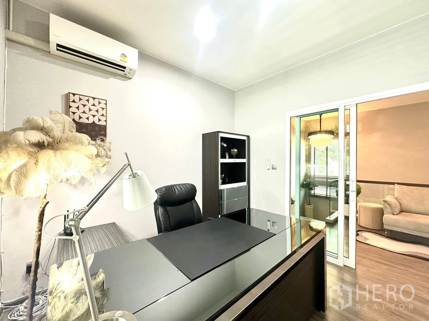 บ้านเดี่ยว for rent in Bang Phli, Samut Prakan - ห้องทำงานมองไปยังห้องนั่งเล่นเล็กผ่านประตูกระจกบานเลื่อน.