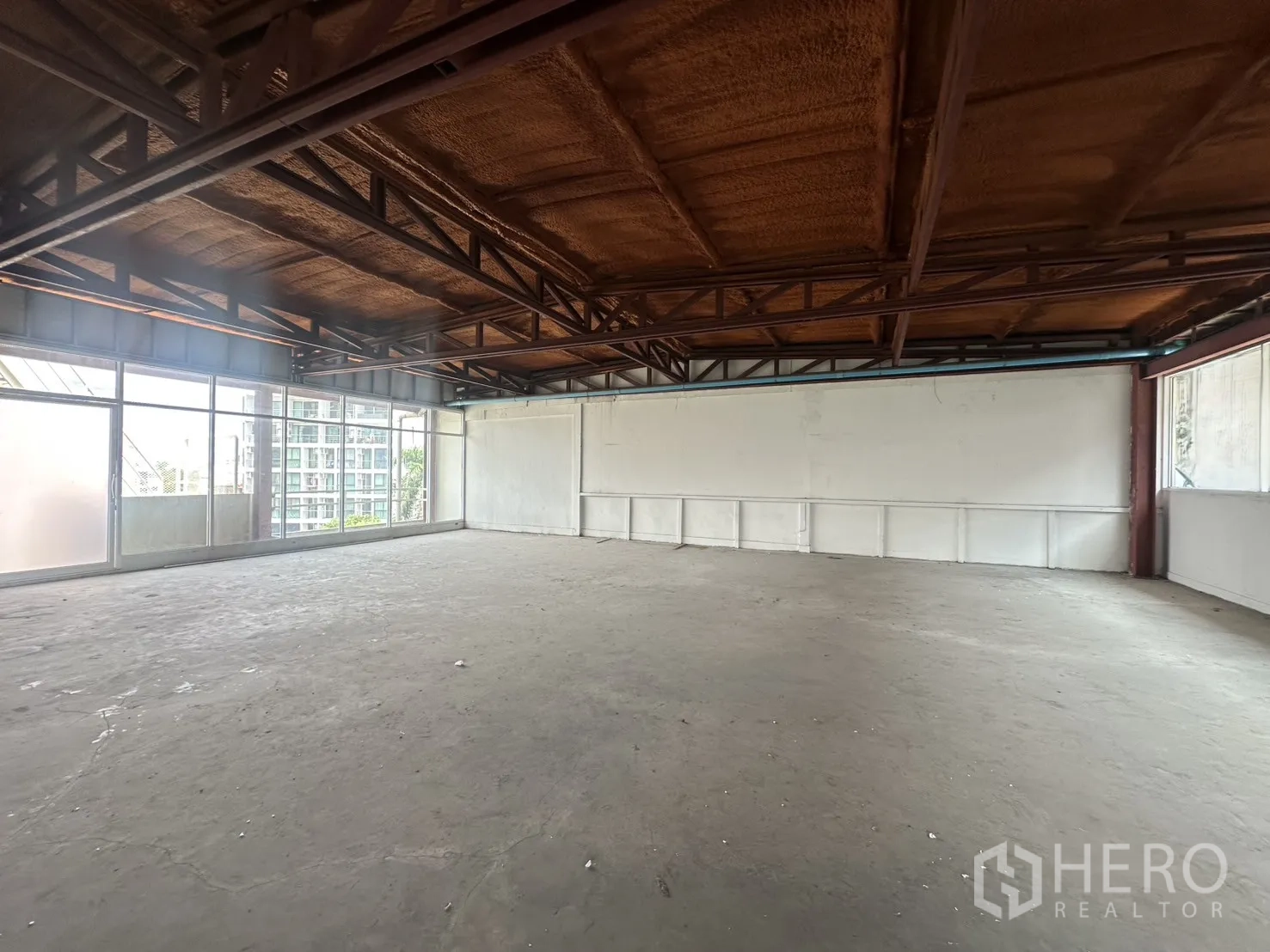 พื้นที่ขายปลีก ให้เช่าในWatthana, Bangkok - พื้นที่มุมอาคารพร้อมกระจกเต็มความสูง มองเห็นวิวเมือง