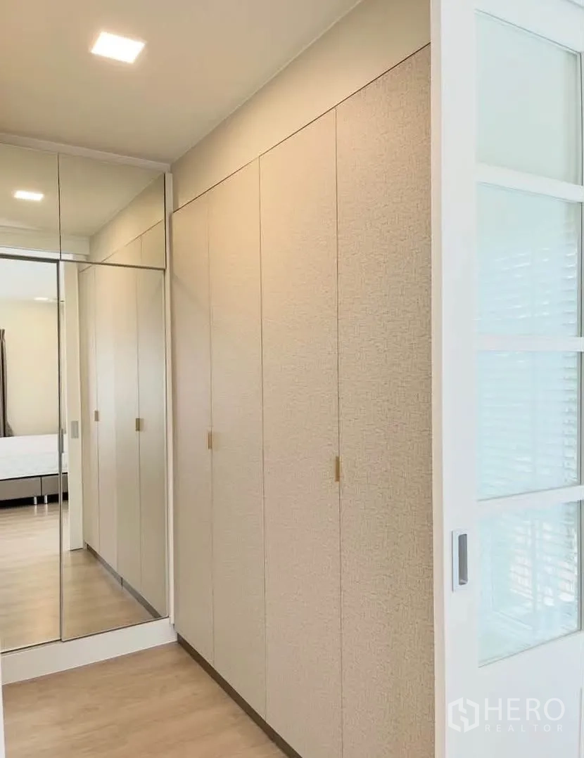 Detached House for rent in Bang Phli, Samut Prakan - Walk-in closet corridor with built-in wardrobes and a mirrored door.