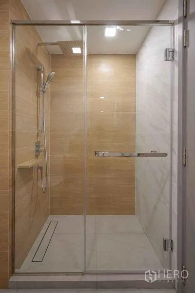 คอนโด ให้เช่าในWatthana, Bangkok - ห้องอาบน้ำกระจกพร้อมฝักบัวเรนชาวเวอร์สไตล์โมเดิร์น