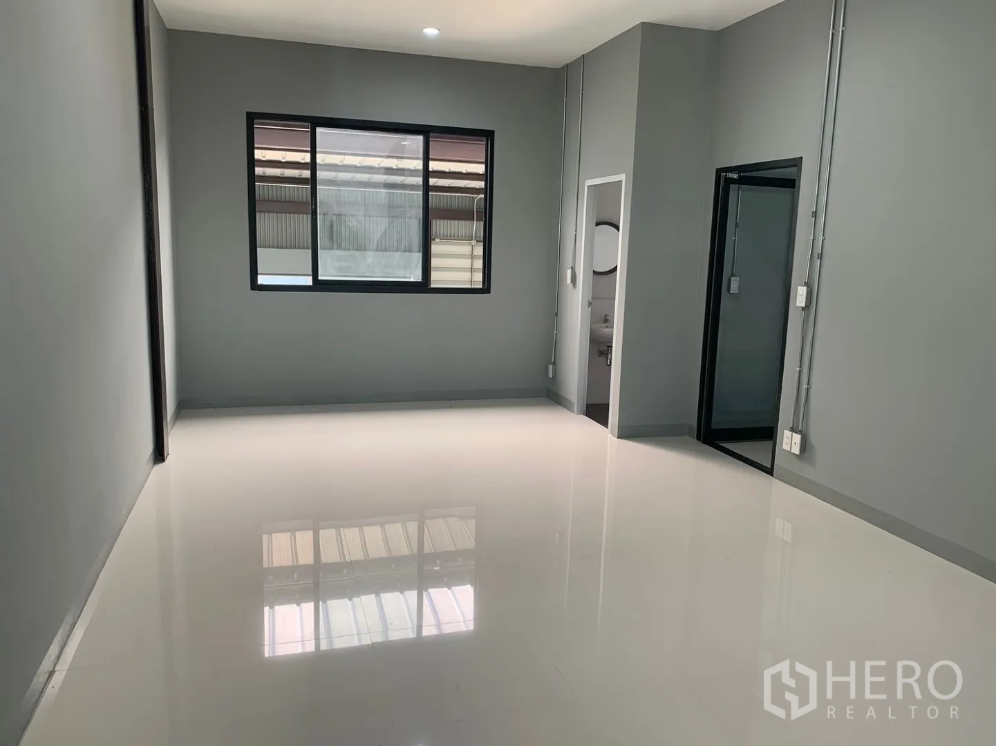 โกดัง for rent in Bang Phli, Samut Prakan - ห้องออฟฟิศชั้นบน มีหน้าต่าง ประตูกระจก และทางเข้าห้องน้ำ