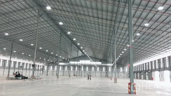 货栈 出租在Si Racha, Chon Buri - 高挑大跨度仓库内部，钢结构屋顶、明亮LED照明与抛光混凝土地面