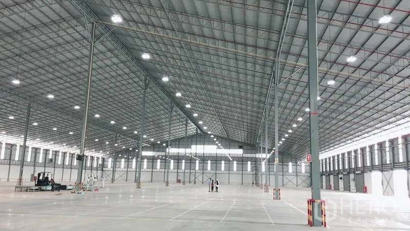 คลังสินค้า ให้เช่าในSi Racha, Chon Buri - ภายในโกดังเพดานสูงกว้าง โครงหลังคาเหล็ก ไฟ LED พื้นคอนกรีตขัดมัน