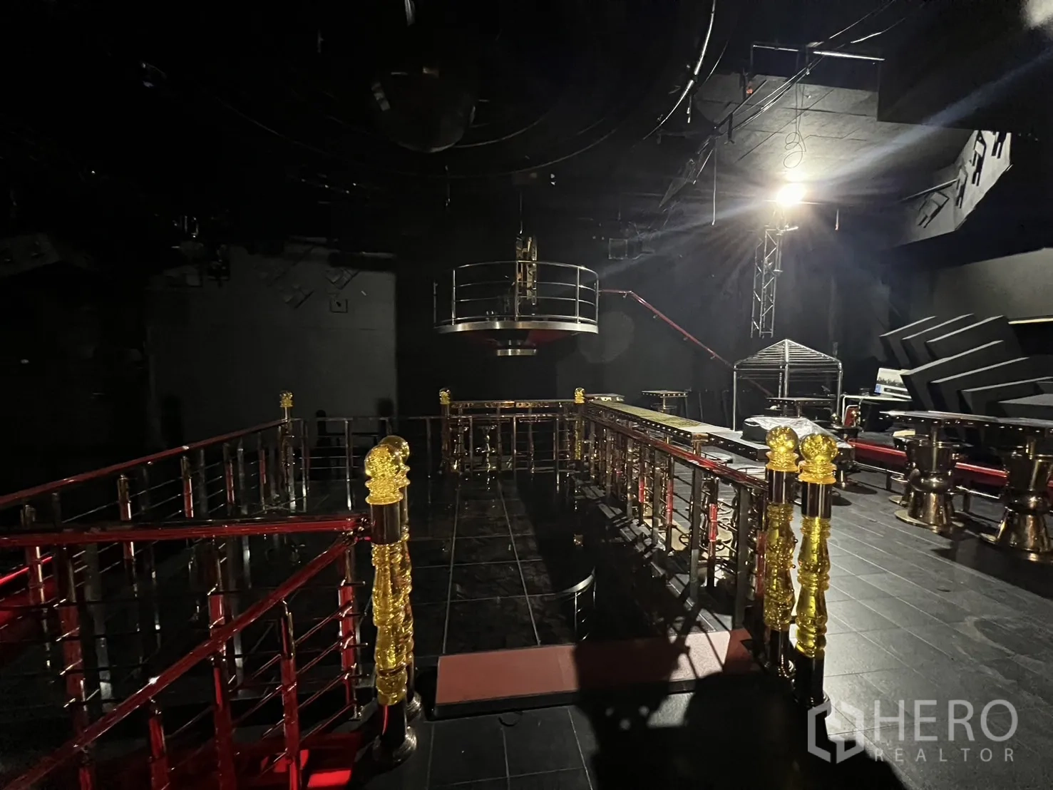 零售空间 出租 - 夹层步道设装饰柱，舞池上方悬挂圆形包厢/台。