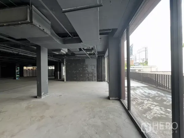 พื้นที่ขายปลีก ให้เช่าในWatthana, Bangkok - พื้นที่สภาพเปล่าเชื่อมต่อระเบียงผ่านกระจกเต็มบาน