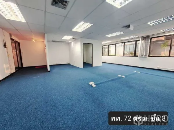 办公空间 出租在Khlong Toei, Bangkok - 开放式办公室，蓝色地毯、玻璃入口及独立小房，面积约72平。