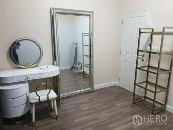 บ้าน ให้เช่า - ห้องนอนหรือห้องแต่งตัว พื้นไม้ โต๊ะเครื่องแป้ง กระจกเต็มตัว และชั้นวางกระจก