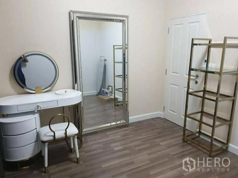 บ้าน ให้เช่า - ห้องนอนหรือห้องแต่งตัว พื้นไม้ โต๊ะเครื่องแป้ง กระจกเต็มตัว และชั้นวางกระจก