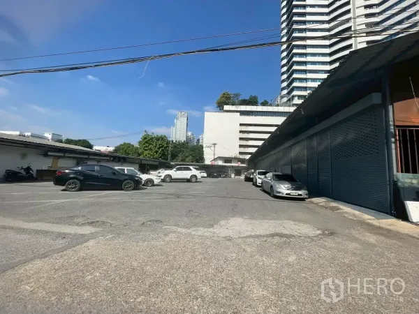 คลังสินค้า ให้เช่าหรือขายในYan Nawa, Bangkok - ลานคอนกรีตขนาดใหญ่พร้อมที่จอดรถหลายคันข้างโกดัง